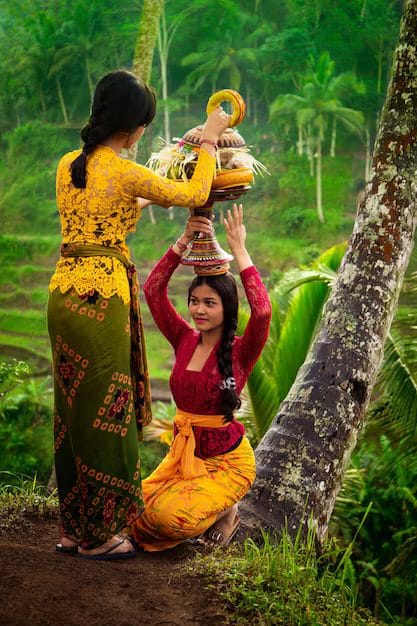 Bali girls in traditional clothing